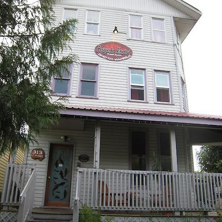 Poppi'S Guesthouse Revelstoke Εξωτερικό φωτογραφία