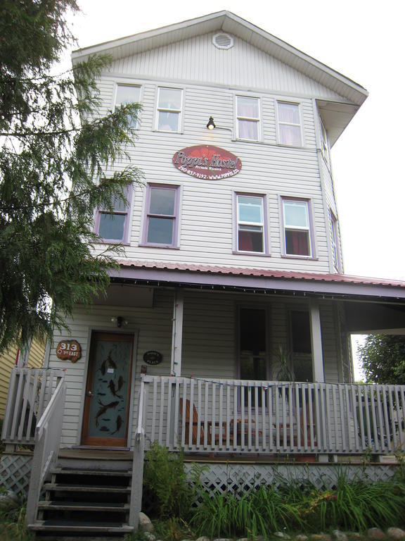 Poppi'S Guesthouse Revelstoke Εξωτερικό φωτογραφία
